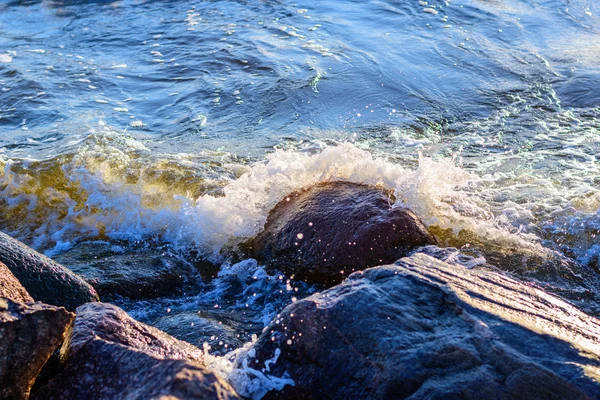 波が海岸に巨大な石を包み込む — ストック写真