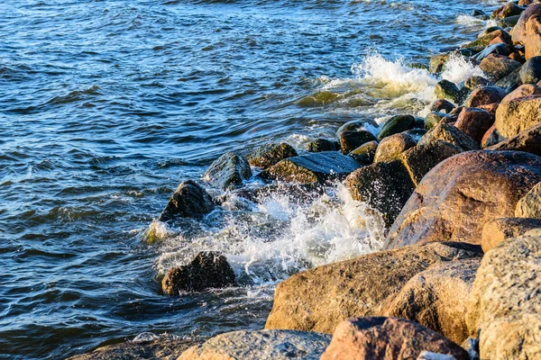 Olas chocando contra las piedras de la orilla del mar Báltico —  Fotos de Stock
