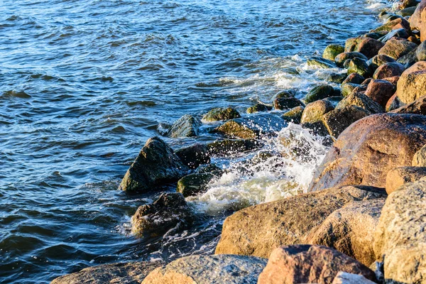 Olas chocando contra las piedras de la orilla del mar Báltico —  Fotos de Stock