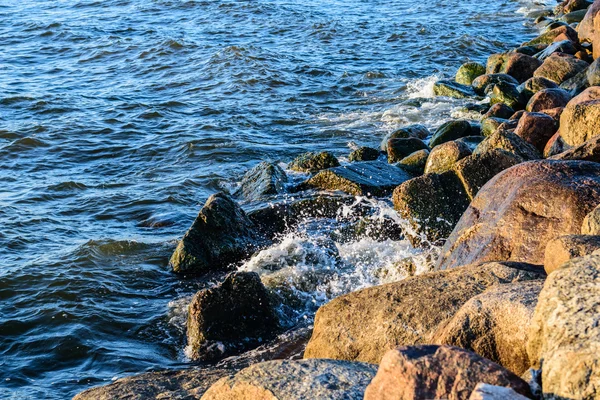 Olas chocando contra las piedras de la orilla del mar Báltico —  Fotos de Stock