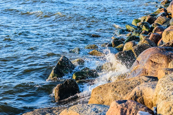 Olas chocando contra las piedras de la orilla del mar Báltico —  Fotos de Stock