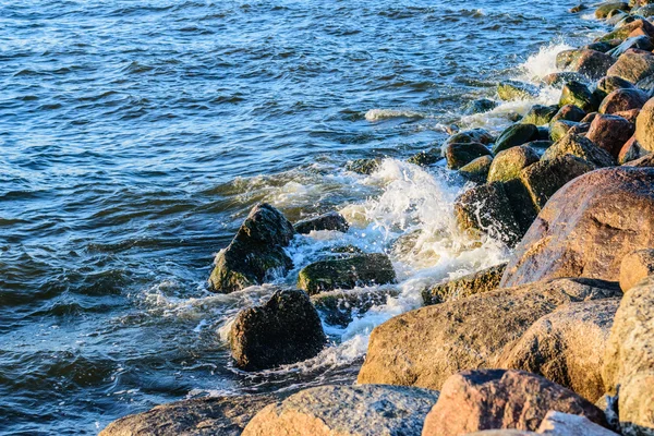 Olas chocando contra las piedras de la orilla del mar Báltico —  Fotos de Stock