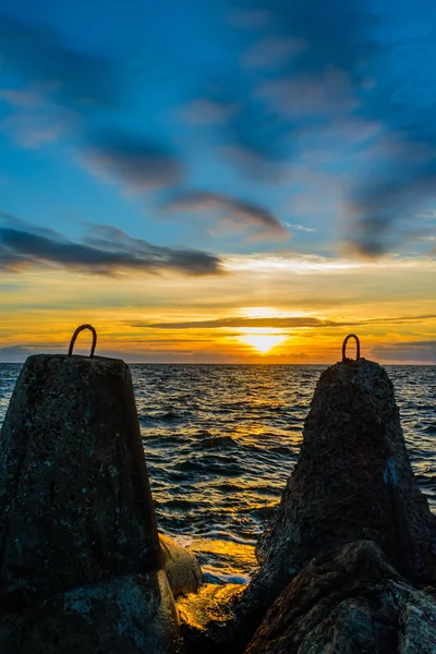 Sole incorniciato tra rocce di talpa al mare — Foto Stock