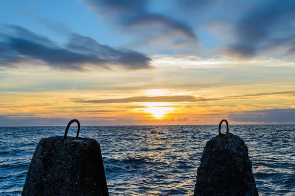 Sole incorniciato tra rocce di talpa al mare — Foto Stock