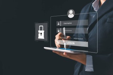 İş kadını bilgisayarını güvence altına alıyor ve sanal arayüzlerle kişisel verileri koruyor, kilit önemdeki siber güvenliği uygulayarak çevrimiçi hırsızlığı önlüyor. UX tasarımı, mobil uygulamalar, Kullanıcı giriş arayüzü kavramı.