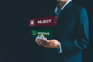 İş kadını, modern dijital arayüzle reddetme kararları alıyor, verimli iş akışı yönetimi, süreç kontrolü, onaylama kurumsal ayarları için teknoloji güdümlü araçlar sunuyor.