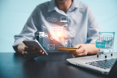 Çevrimiçi alışveriş için bilgisayar ya da dizüstü bilgisayar kullanan tedarikçi kavramı, kredi kartı ödemeleri, dijital tramvaylar, modern teknoloji tarafından desteklenen hızlı dağıtım.