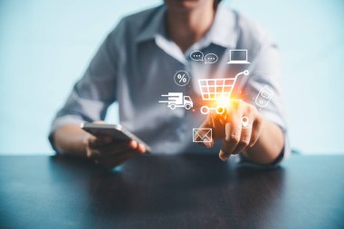 Çevrimiçi alışveriş için bilgisayar ya da dizüstü bilgisayar kullanan tedarikçi kavramı, kredi kartı ödemeleri, dijital tramvaylar, modern teknoloji tarafından desteklenen hızlı dağıtım.