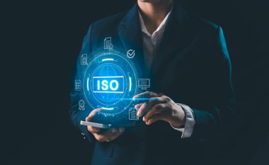 İş kadını etkileşimli küresel arayüz görüntüleme belgesi ikonu, ISO sertifika kalite yönetimi kavramı, standart uyum, denetleme, işletme kalite politikaları güvencesi.