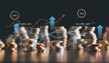 Yükselen bir grafik ve grafiğin yanındaki altın para yığını iş büyümesini, piyasa başarısını ve stratejik pazarlama, finans ve para yönetimi tarafından yürütülen kârlı yatırımı sembolize eder..