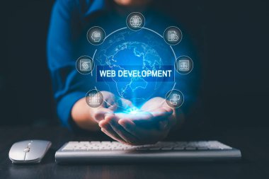 Klavye küresel dijital simgeler üzerinde parlayan web geliştirme arayüzü sunan eller, yazılım programlama web sitesi oluşturma, bulut teknolojisi, yenilik modern çevrimiçi iş çözümlerini sembolize ediyor