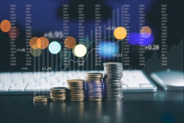 Masada madeni para yığınları ile mali büyüme kavramı ve dizüstü bilgisayarda üst üste binen ve hisse senedi piyasa performansı, yatırım dönüşleri, ROI ve veri güdümlü ticaret analizlerini gösteren grafik.