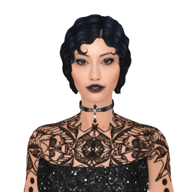 Kısa kıvırcık saçlı, siyah elbiseli ve dövmeli güzel bir Asyalı kadın.