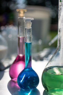 cam renkli sıvı ile