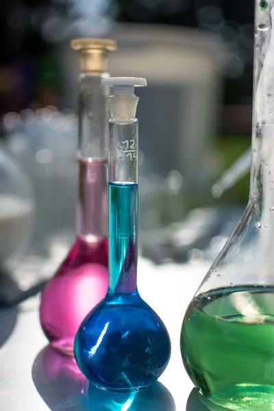 cam renkli sıvı ile