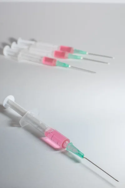 dört yarım doldurulmuş şırıngalar