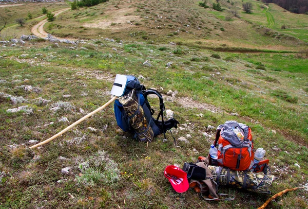 Mochilas de caminhada na grama nas montanhas — Fotografia de Stock