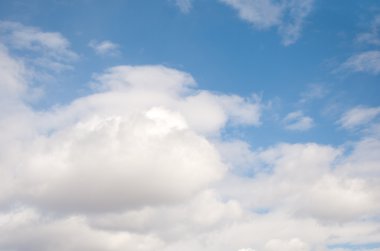 Bulutlu mavi gökyüzü