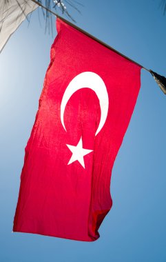 Gökyüzü arka planında Türk bayrağı