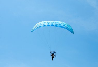 Gökyüzündeki paraglider