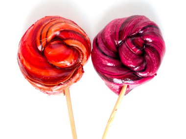 Beyaz zemin üzerinde bir sopa karamel