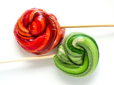 Beyaz zemin üzerinde bir sopa karamel