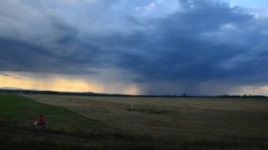 Günbatımı manzara ve Karpatlar köyde yağmur
