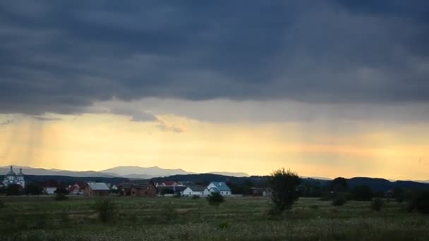 Landschap sunset en regen in het dorp van de Karpaten — Stockvideo