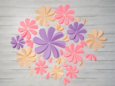 Işık tahtasındaki kağıt çiçeklerle bahar arkaplanı