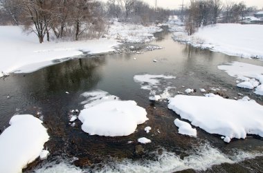 Donmuş nehirli kış manzarası