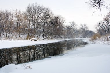 Donmuş nehirli kış manzarası