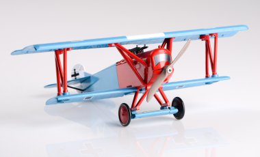Maket oyuncak plastik kırmızı araba beyaz bir arka plan üzerinde.