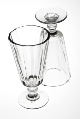 Gri beyaz zemin üzerine iki ayaklı büyük kadehler