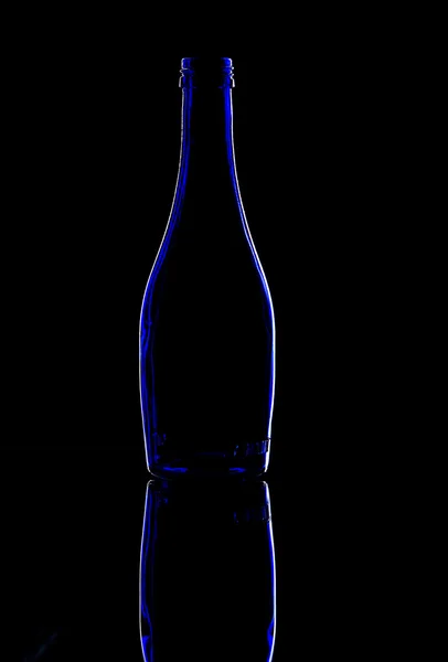Modrá láhev na černém pozadí — Stock fotografie