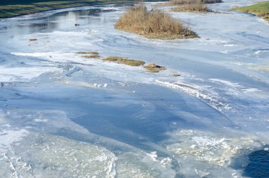 Doku, kırık buz Nehri üzerinde