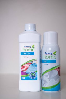 Riga, Letonya - 08 Şubat 2026: Amway SA8 Renkli Çamaşır deterjanı ve tarafsız arka plan etiketleri ve ürün özellikleri üzerine yerleştirilmiş yıkama öncesi sprey şişeleri