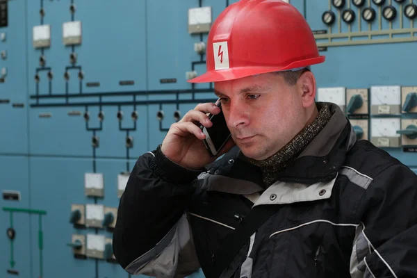 Técnico hacer una llamada telefónica en el centro de control de la planta de energía — Foto de Stock