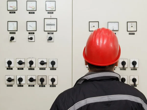 Instrumentos técnicos de lectura en el centro de control de centrales eléctricas — Foto de Stock