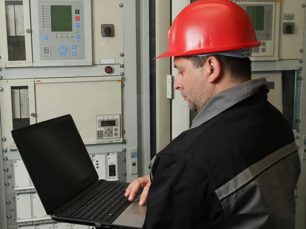 Técnico con portátil en planta de energía — Foto de Stock