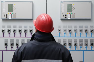 Santral kontrol merkezi aletleri okuma teknisyen