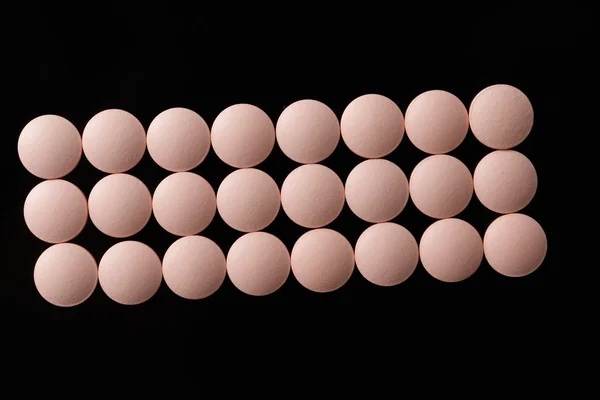Reihe pinkfarbener Pillen — Stockfoto