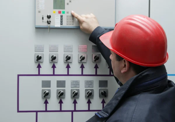 Electricista dar mando en el centro de control de la planta de energía — Foto de Stock