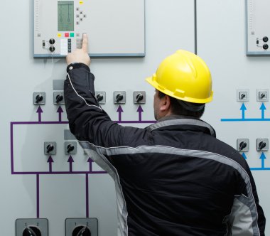 Teknisyen enerji santrali kontrol merkezi komut vermek