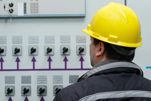 Instrumentos técnicos de lectura en el centro de control de centrales eléctricas — Foto de Stock