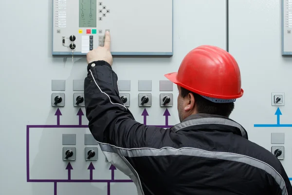 Techniker geben Kommando in Kraftwerk-Schaltzentrale — Stockfoto