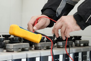 Elektrikçi kontrol pil ile sarı multimetre