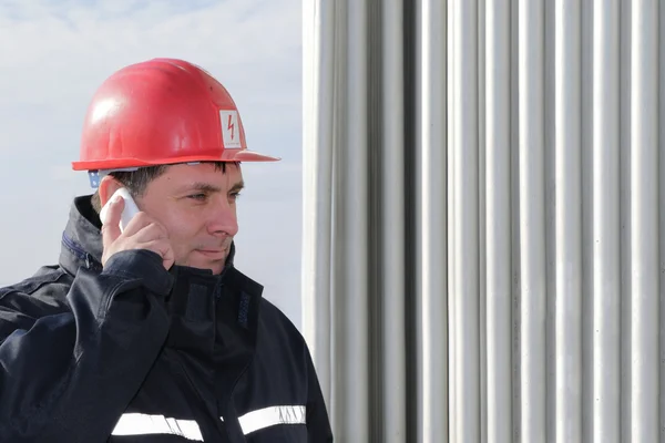 Ingeniero hacer una llamada en la planta de energía — Foto de Stock