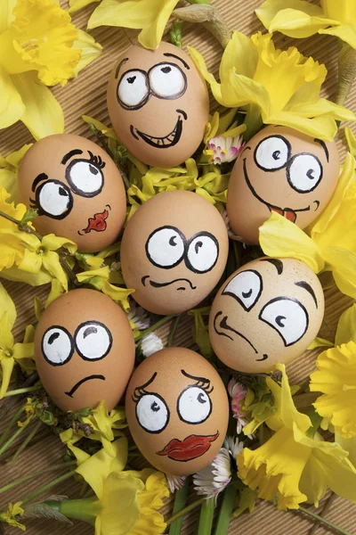 Caras de huevos de Pascua en flores — Foto de Stock