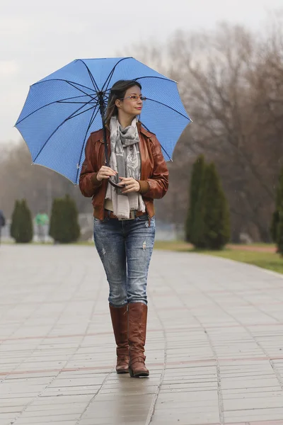 Yağmurlu kız şemsiye ile yürüyor — Stok fotoğraf