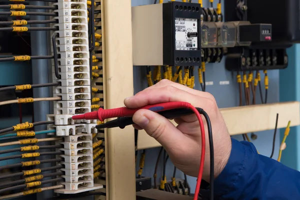 Mediciones eléctricas en la central eléctrica — Foto de Stock